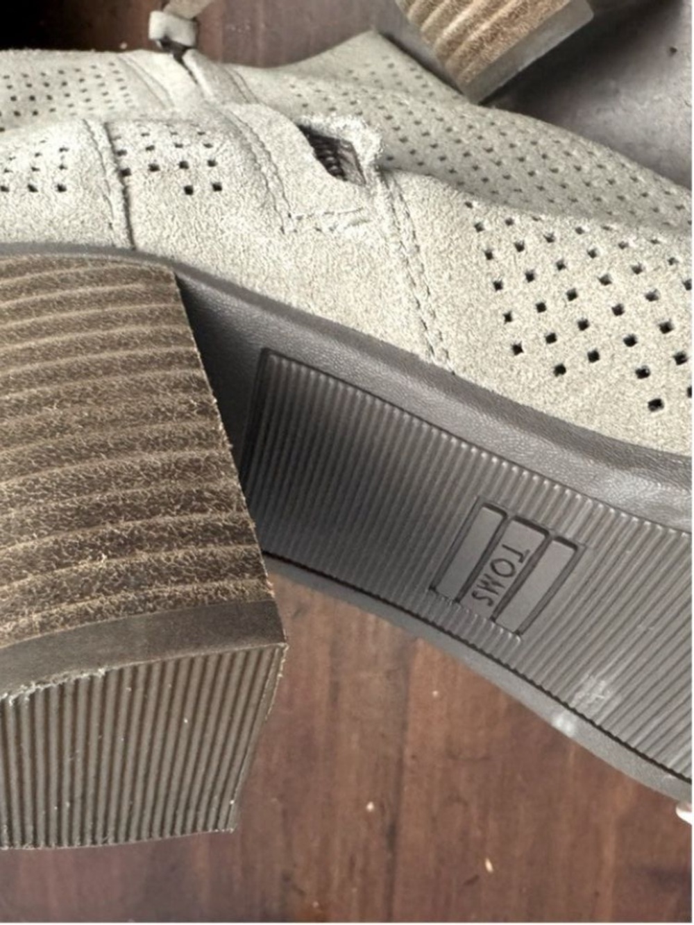 TOMS Suede Heeled Ankle Boots Open Toe Taupe Tan Gray Size 8 Perforated Bohemian - Picture 9 of 11